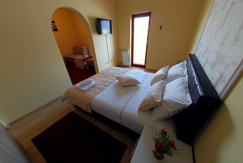 Hotel Arizona Sarajevo Lukavica Exterior photo